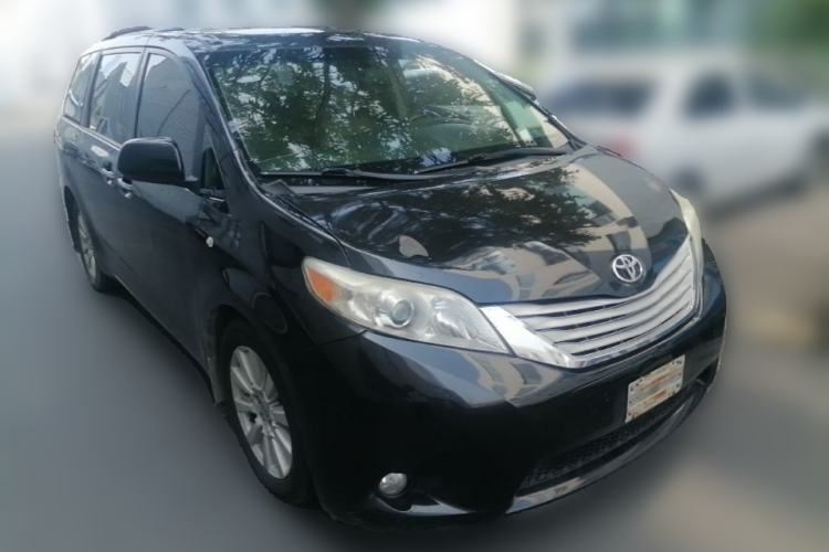 Used Toyota SIENNA  Front Right 45 Deg