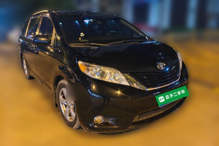 Used Toyota SIENNA  Front Right 45 Deg