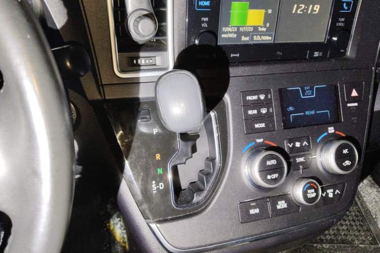 Used Toyota SIENNA 2016 3.5L Two-Wheel Drive 7-Seater Parallel Import Gear Lever