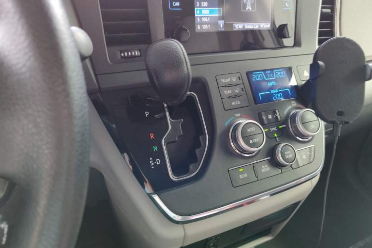 Used Toyota SIENNA 2016 3.5L Two-Wheel Drive 7-Seater Parallel Import Gear Lever