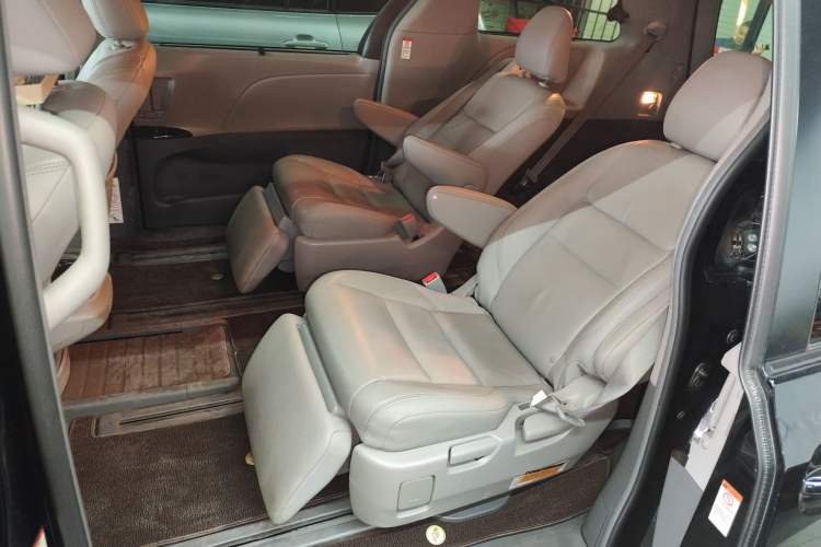 Used Toyota SIENNA 2016 3.5L Two-Wheel Drive 7-Seater Parallel Import Interior 4