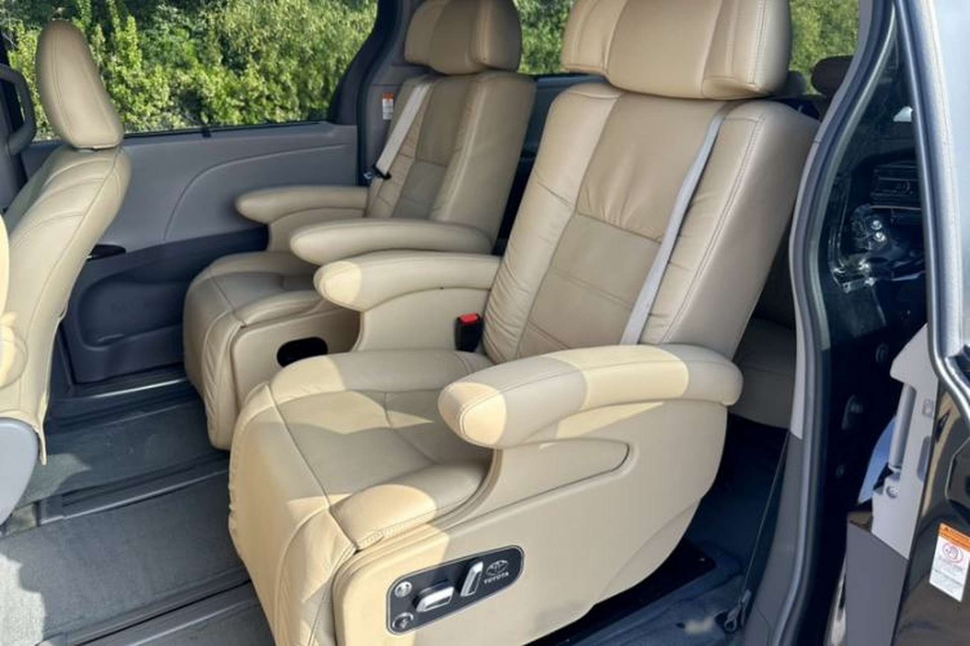 Used Toyota SIENNA 2016 3.5L Two-Wheel Drive 7-Seater Parallel Import Interior 5