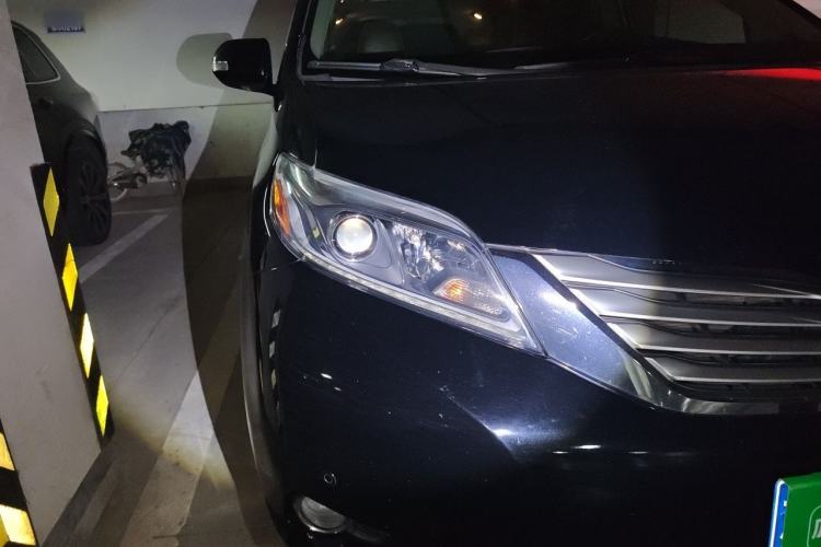 Used Toyota SIENNA  Right Front Headlight
