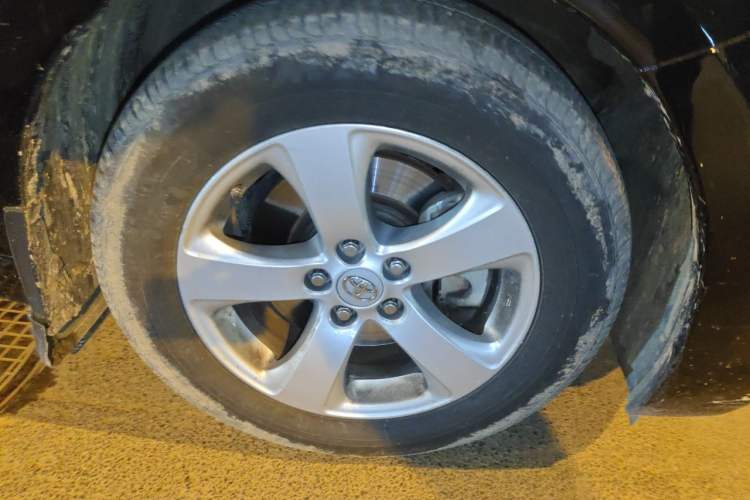 Used Toyota SIENNA  Right Front Wheel Hub