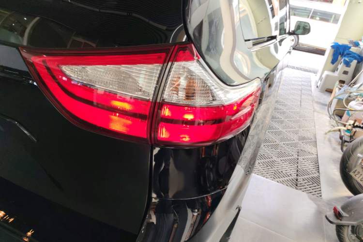 Used Toyota SIENNA 2016 3.5L Two-Wheel Drive 7-Seater Parallel Import Right Rear Taillight