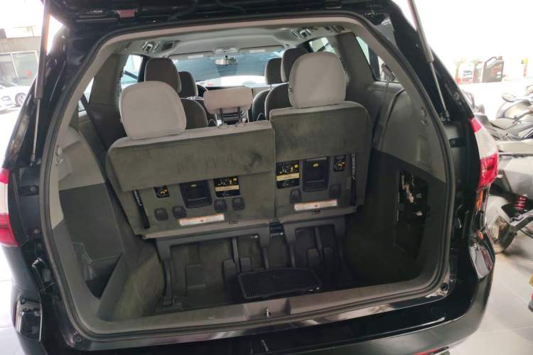 Used Toyota SIENNA 2016 3.5L Two-Wheel Drive 7-Seater Parallel Import Trunk