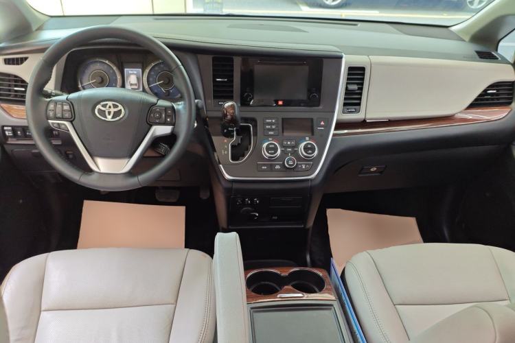 Used Toyota SIENNA 2016 3.5L Two-Wheel Drive 7-Seater Parallel Import Center Console