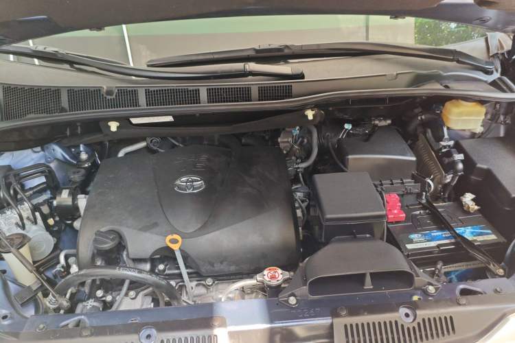 Used Toyota SIENNA 2016 3.5L Two-Wheel Drive 7-Seater Parallel Import Engine Bay