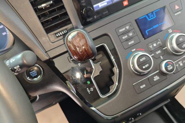 Used Toyota SIENNA 2016 3.5L Two-Wheel Drive 7-Seater Parallel Import Gear Lever