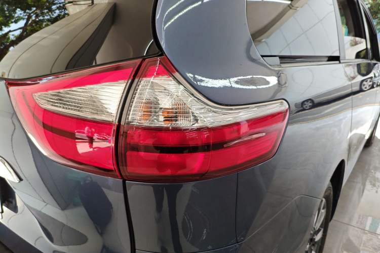 Used Toyota SIENNA 2016 3.5L Two-Wheel Drive 7-Seater Parallel Import Right Rear Taillight