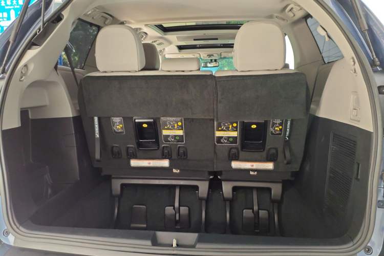 Used Toyota SIENNA 2016 3.5L Two-Wheel Drive 7-Seater Parallel Import Trunk