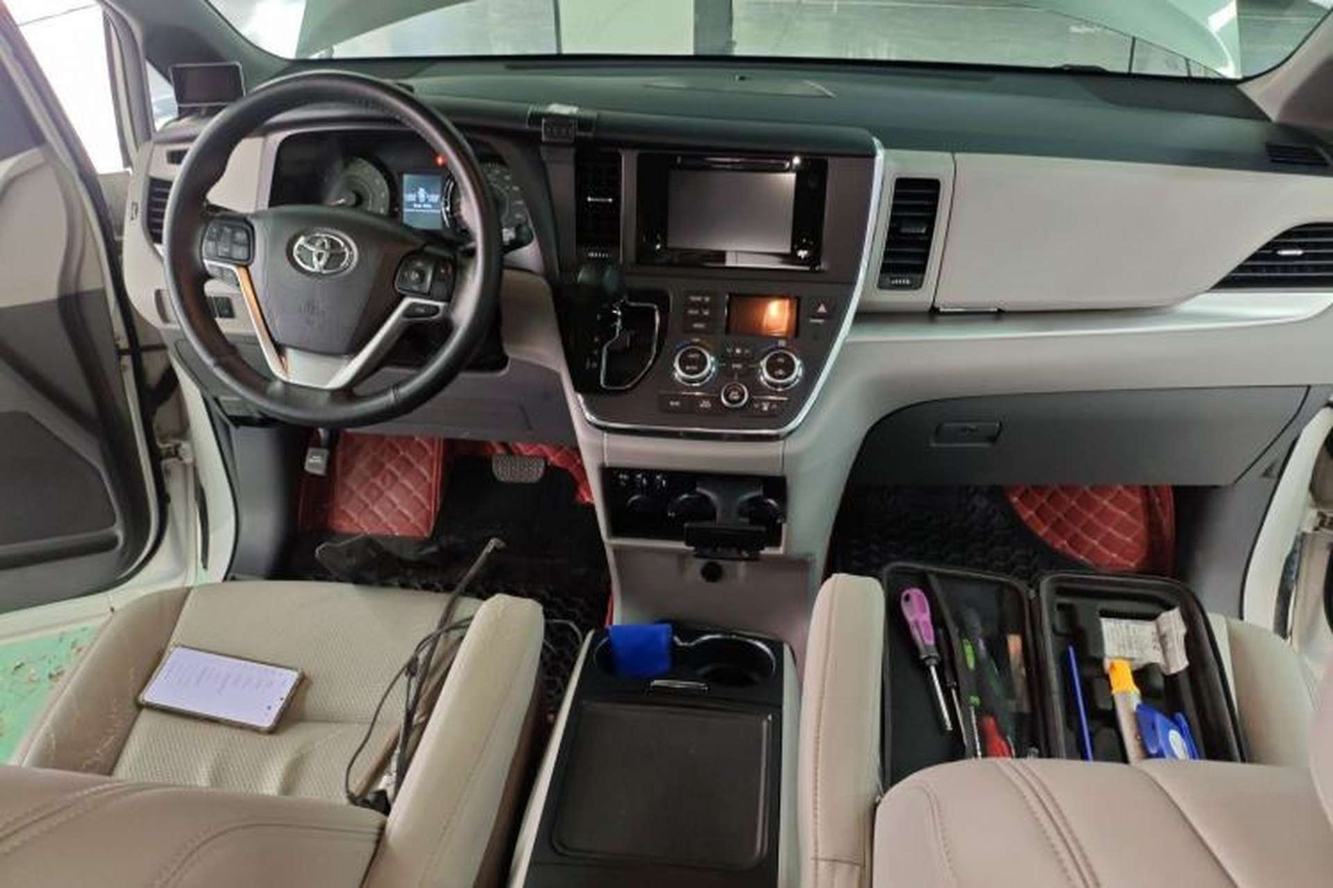 Used Toyota SIENNA 2016 3.5L Two-Wheel Drive 7-Seater Parallel Import Center Console