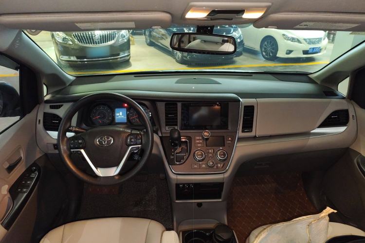 Used Toyota SIENNA 2016 3.5L Two-Wheel Drive 7-Seater Parallel Import Center Console