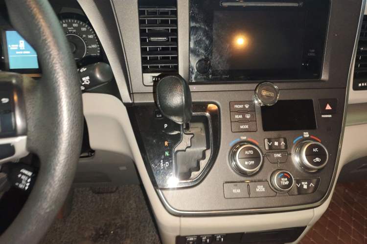 Used Toyota SIENNA 2016 3.5L Two-Wheel Drive 7-Seater Parallel Import Gear Lever