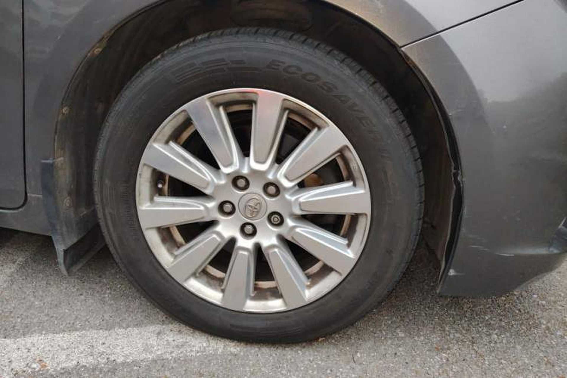 Used Toyota SIENNA  Right Front Wheel Hub