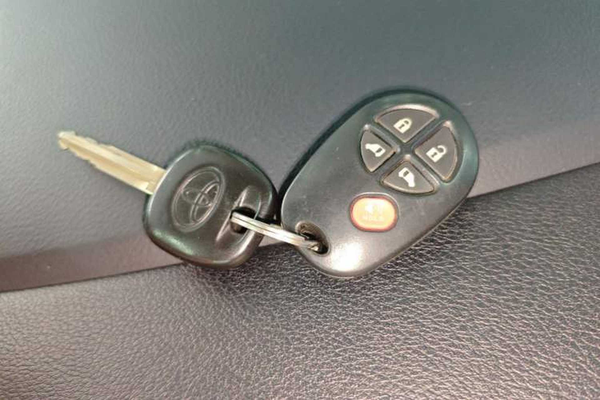 Used Toyota SIENNA 2016 3.5L Two-Wheel Drive 7-Seater Parallel Import Vehicle Key
