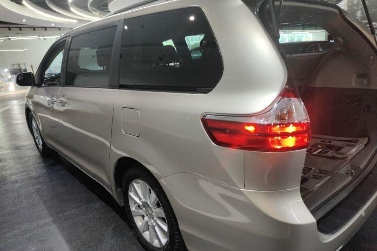 Used Toyota SIENNA 2016 3.5L Two-Wheel Drive 7-Seater Parallel Import Exterior 3