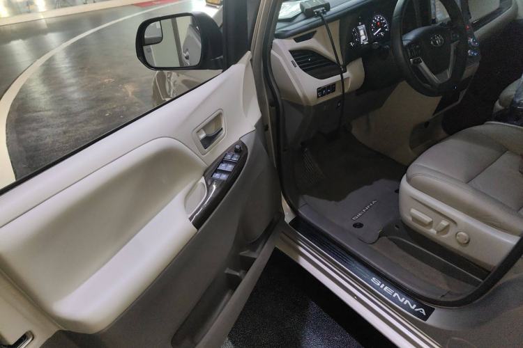 Used Toyota SIENNA 2016 3.5L Two-Wheel Drive 7-Seater Parallel Import Interior 3