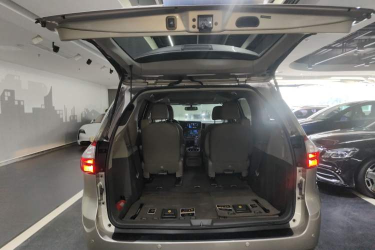 Used Toyota SIENNA 2016 3.5L Two-Wheel Drive 7-Seater Parallel Import Trunk