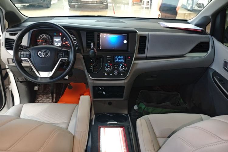 Used Toyota SIENNA 2016 3.5L Two-Wheel Drive 7-Seater Parallel Import Center Console