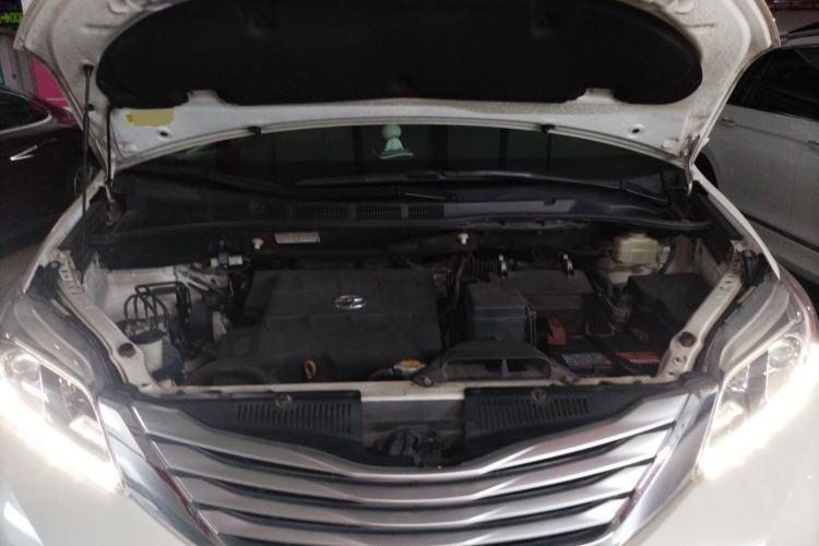 Used Toyota SIENNA  Engine Bay