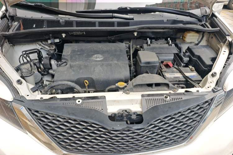 Used Toyota SIENNA  Engine Bay
