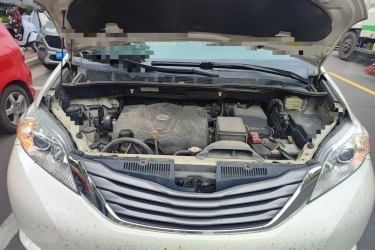 Used Toyota SIENNA  Engine Bay