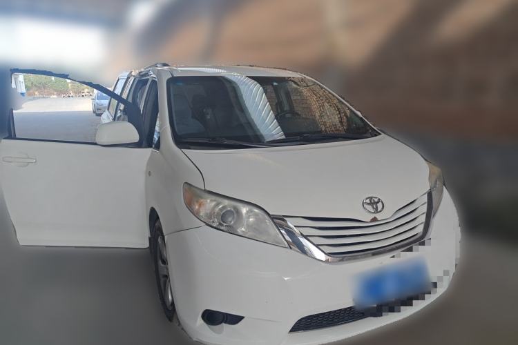 Used Toyota SIENNA  Front Right 45 Deg