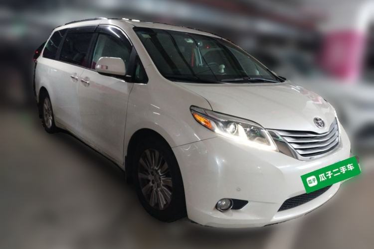Used Toyota SIENNA  Front Right 45 Deg