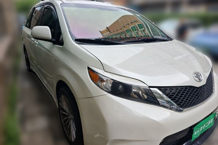 Used Toyota SIENNA  Front Right 45 Deg