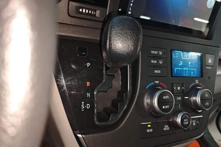 Used Toyota SIENNA 2016 3.5L Two-Wheel Drive 7-Seater Parallel Import Gear Lever