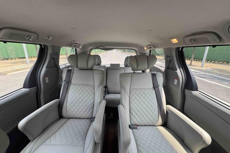 Used Toyota SIENNA 2016 3.5L Two-Wheel Drive 7-Seater Parallel Import Interior 5