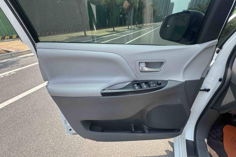 Used Toyota SIENNA 2016 3.5L Two-Wheel Drive 7-Seater Parallel Import Interior 7