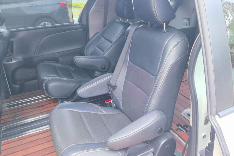 Used Toyota SIENNA 2016 3.5L Two-Wheel Drive 7-Seater Parallel Import Left Rear Seat