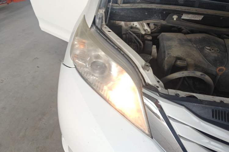 Used Toyota SIENNA  Right Front Headlight