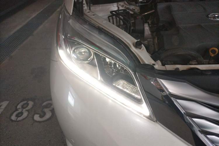 Used Toyota SIENNA  Right Front Headlight