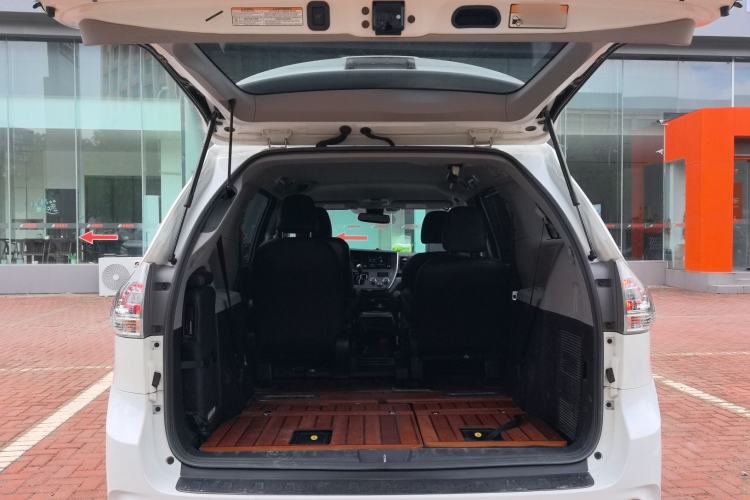Used Toyota SIENNA 2016 3.5L Two-Wheel Drive 7-Seater Parallel Import Trunk
