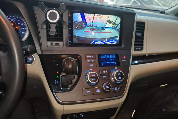 Used Toyota SIENNA 2017 3.5L Four-Wheel Drive LE Trim 7 Seats – U.S. Specification Audio And AC Panel
