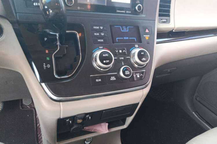 Used Toyota SIENNA  Audio And AC Panel