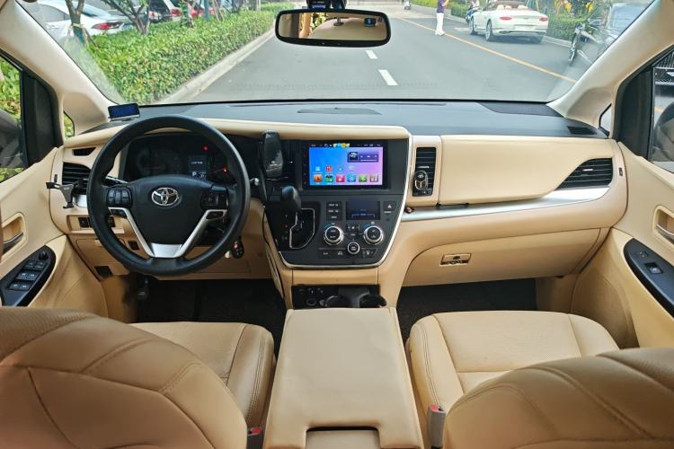 Used Toyota SIENNA 2017 3.5L Four-Wheel Drive LE Trim 7 Seats – U.S. Specification Center Console