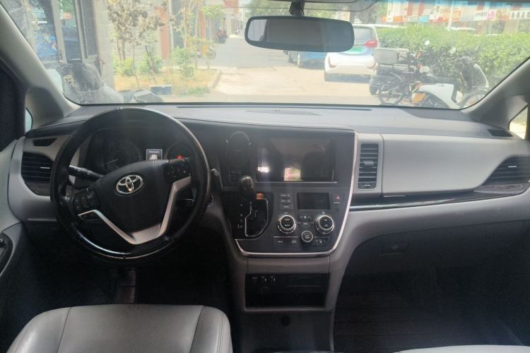 Used Toyota SIENNA 2017 3.5L Four-Wheel Drive LE Trim 7 Seats – U.S. Specification Center Console
