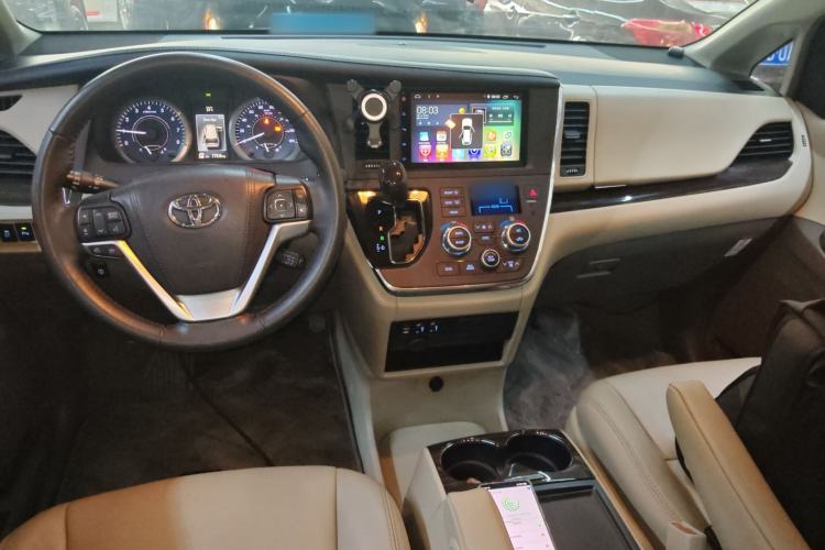 Used Toyota SIENNA 2017 3.5L Four-Wheel Drive LE Trim 7 Seats – U.S. Specification Center Console
