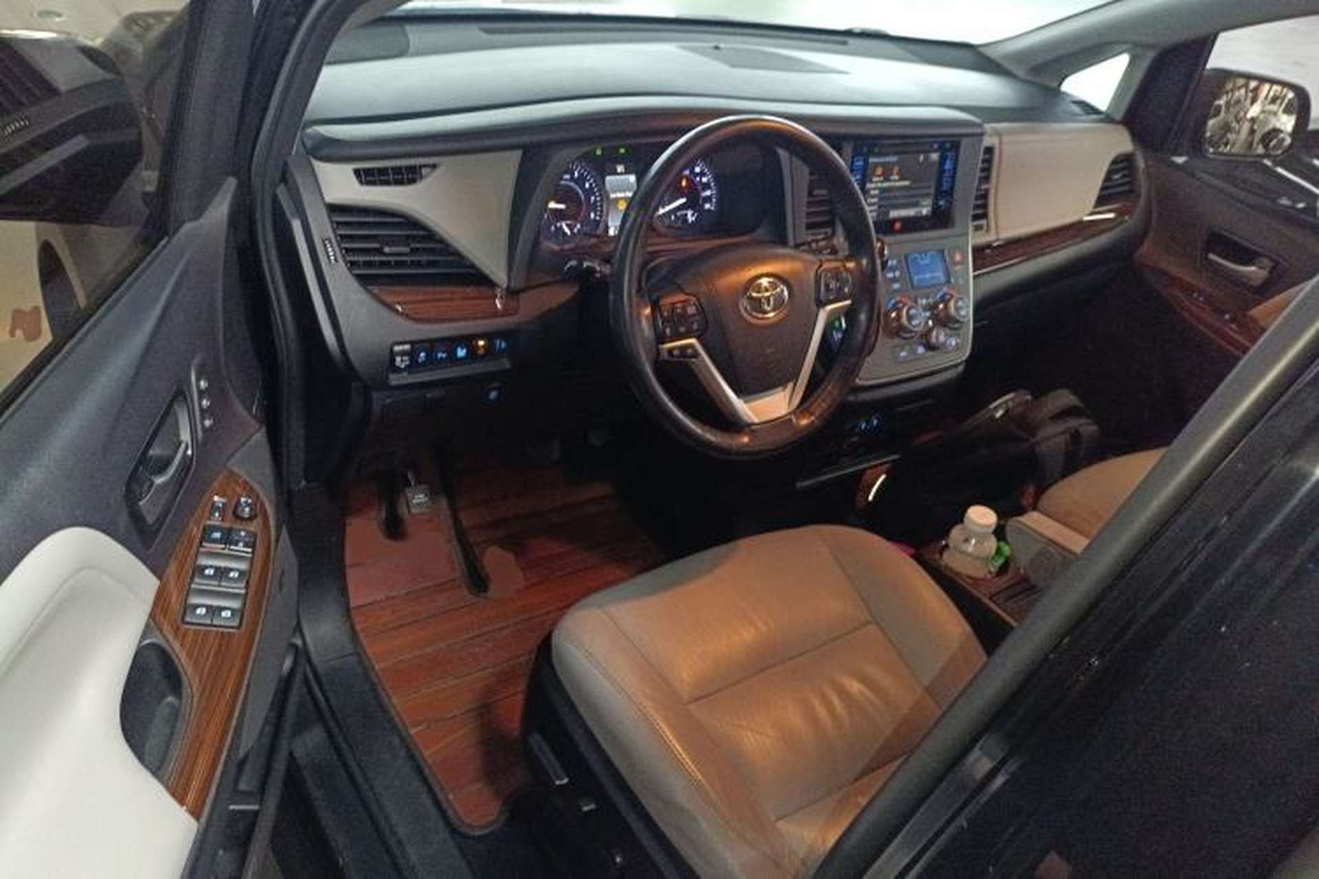 Used Toyota SIENNA 2017 3.5L Four-Wheel Drive LE Trim 7 Seats – U.S. Specification Driver Seat
