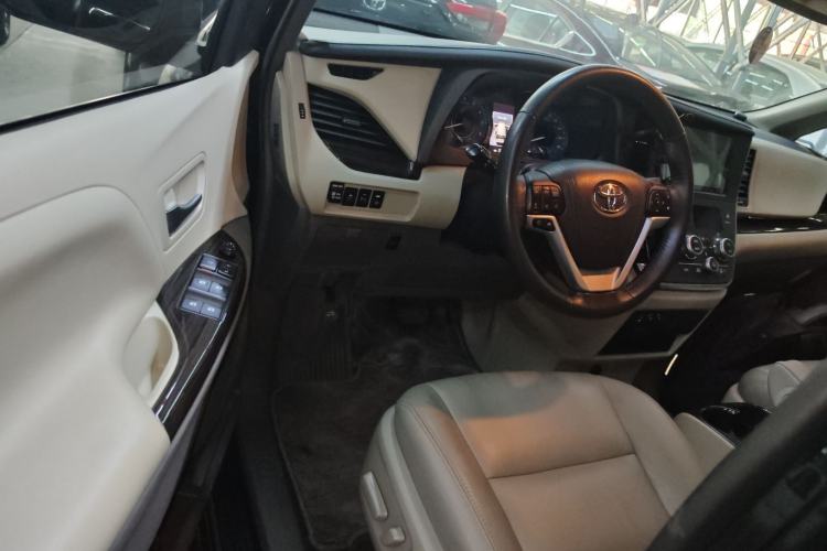 Used Toyota SIENNA 2017 3.5L Four-Wheel Drive LE Trim 7 Seats – U.S. Specification Driver Seat