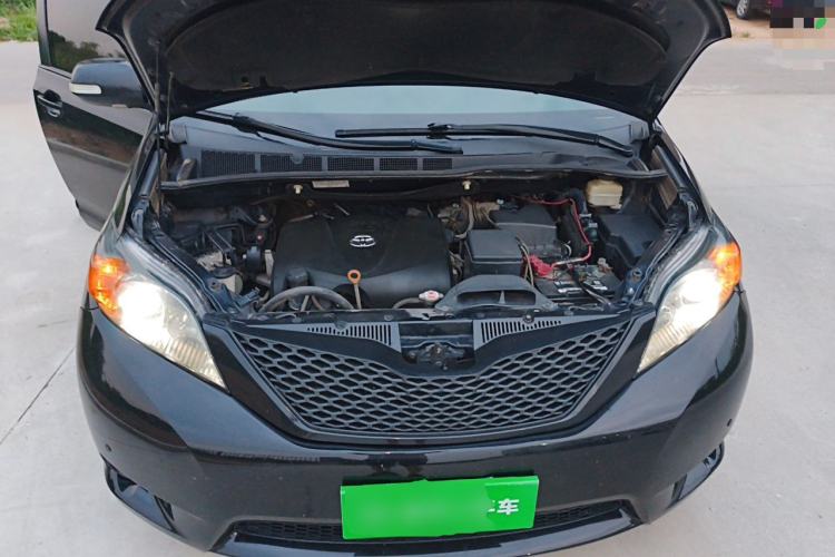 Used Toyota SIENNA  Engine Bay