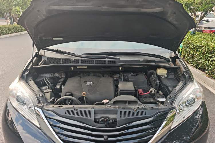 Used Toyota SIENNA 2017 3.5L Four-Wheel Drive LE Trim 7 Seats – U.S. Specification Engine Bay