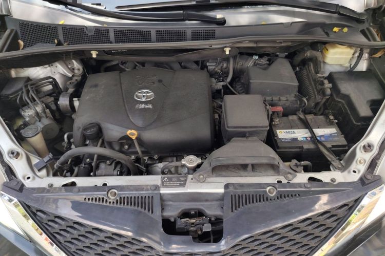 Used Toyota SIENNA  Engine Bay