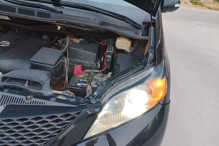 Used Toyota SIENNA  Engine Bay Left