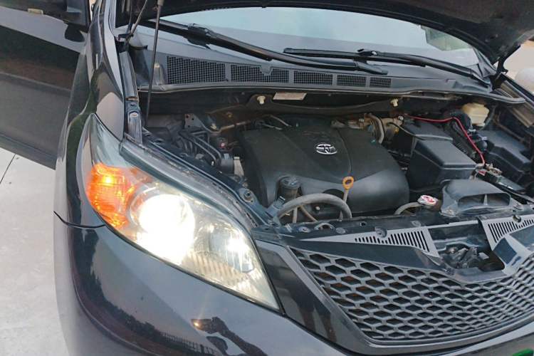 Used Toyota SIENNA  Engine Bay Right