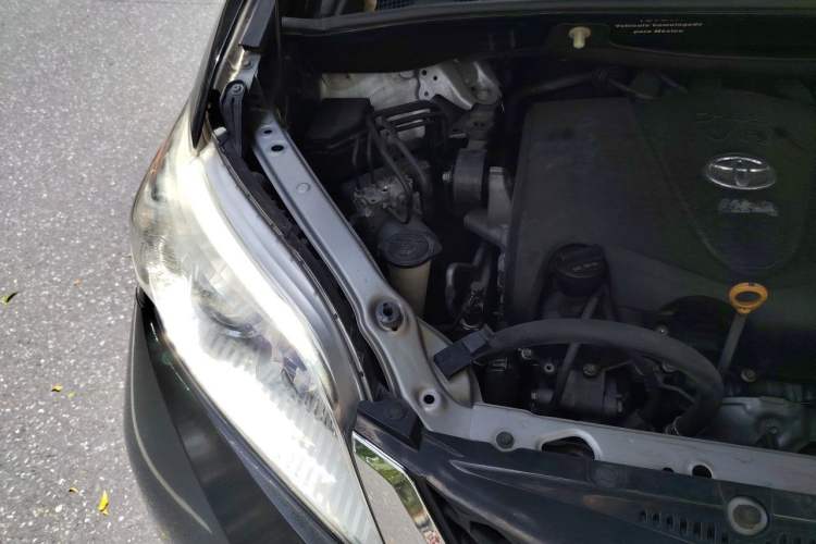 Used Toyota SIENNA  Engine Bay Right
